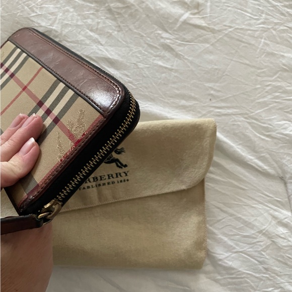 Like New! Authentic Burberry Wallet - Picture 6 of 15